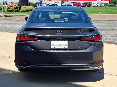 Certified 2025 Lexus ES 300h w/ Luxury Package FWD image 5