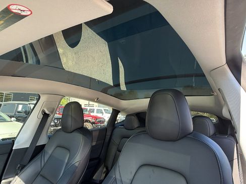 Used 2022 Tesla Model Y Long Range image 18