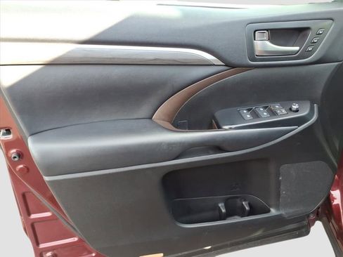 Used 2018 Toyota Highlander Limited image 17