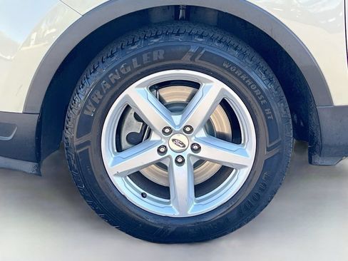 Used 2018 Ford Explorer XLT w/ Equipment Group 201A FWD image 30