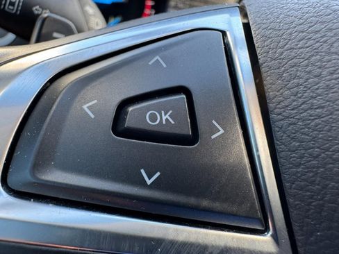 Used 2019 Ford Edge SEL image 16