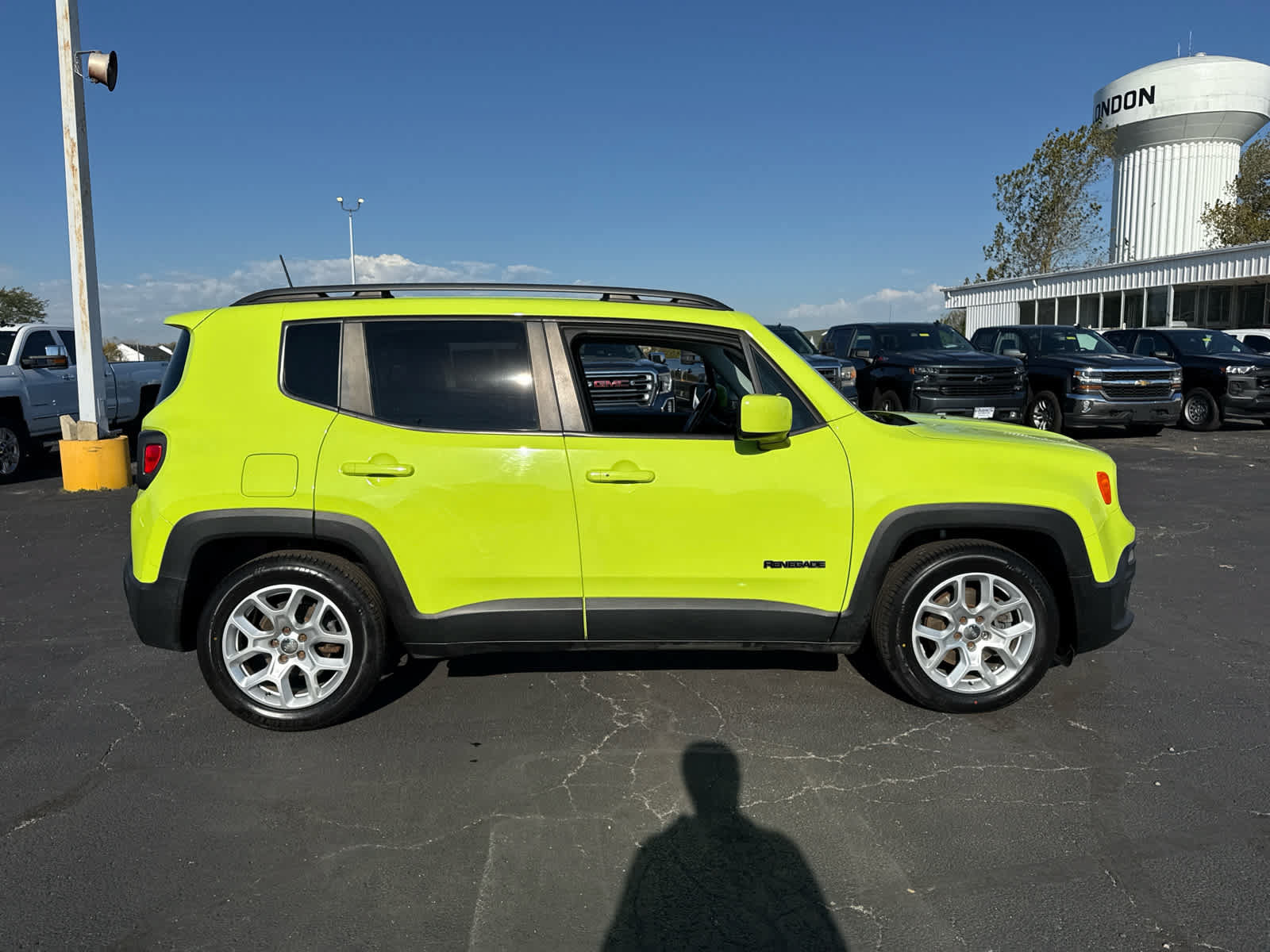 Used 2018 Jeep Renegade Latitude w/ Cold Weather Group FWD image 6