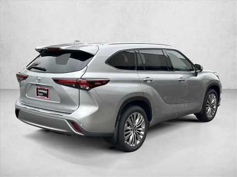 Certified 2025 Toyota Highlander Platinum image 5
