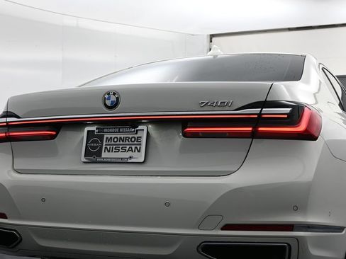 Used 2021 BMW 740i image 31