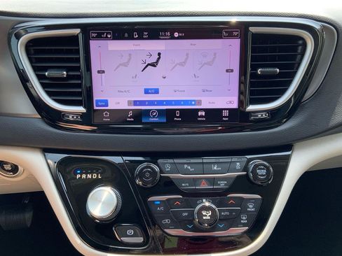 Used 2022 Chrysler Pacifica Touring-L FWD image 34