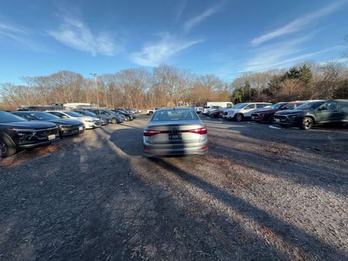 Used 2025 Volkswagen Jetta SE image 16