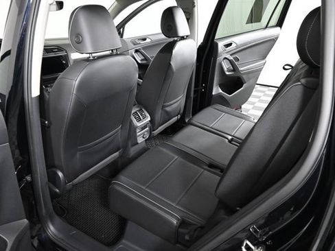 Certified 2021 Volkswagen Tiguan SE w/ Panoramic Sunroof Package image 17