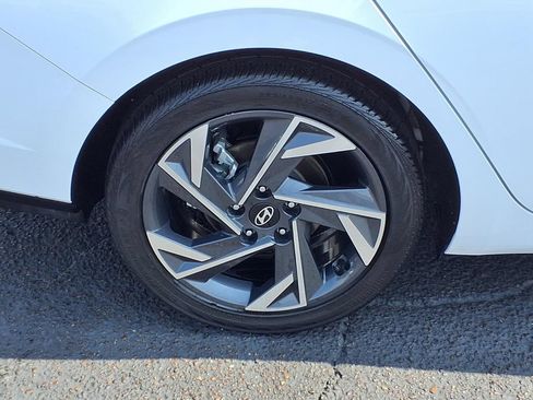 Certified 2025 Hyundai Elantra Limited FWD image 6