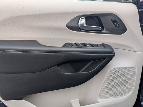 Used 2023 Chrysler Pacifica Touring-L image 12