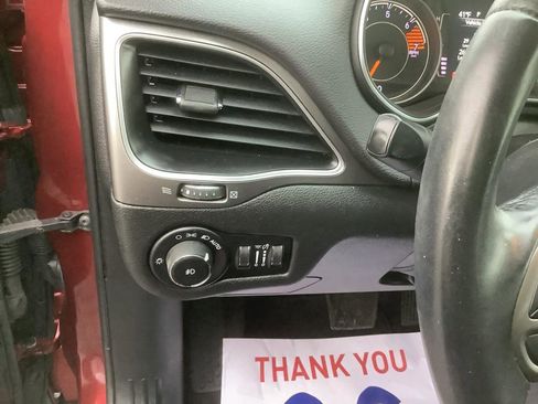 Used 2019 Jeep Cherokee Latitude Plus image 12