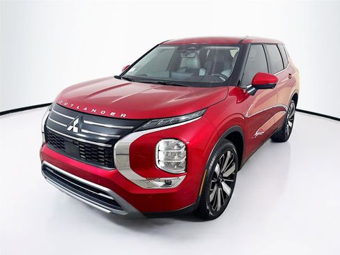 Used 2025 Mitsubishi Outlander SE image 3