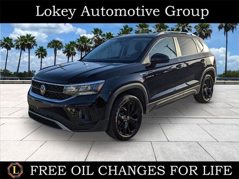 Certified 2022 Volkswagen Taos SE w/ Driver Assistance Package image 1