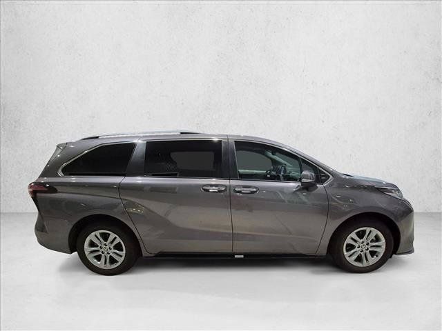 Used 2022 Toyota Sienna Limited FWD image 4