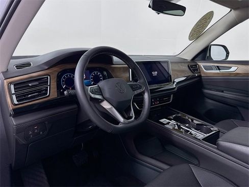 Used 2025 Volkswagen Atlas SE image 9