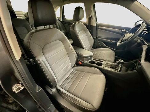 Used 2025 Volkswagen Jetta SE FWD image 32