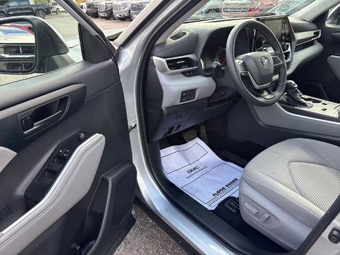 Used 2022 Toyota Highlander LE image 12
