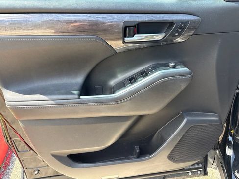 Used 2020 Toyota Highlander Limited FWD image 12