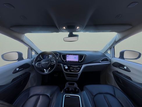 Used 2023 Chrysler Pacifica Touring-L image 10