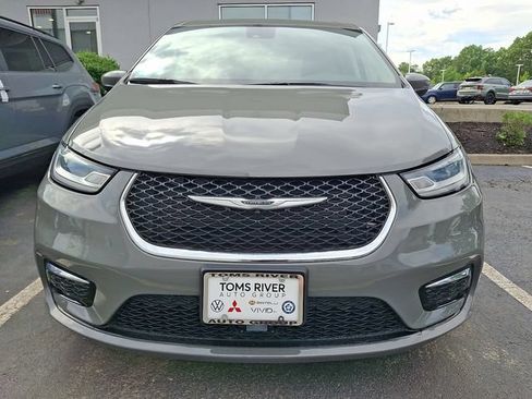 Used 2023 Chrysler Pacifica Touring-L FWD image 2