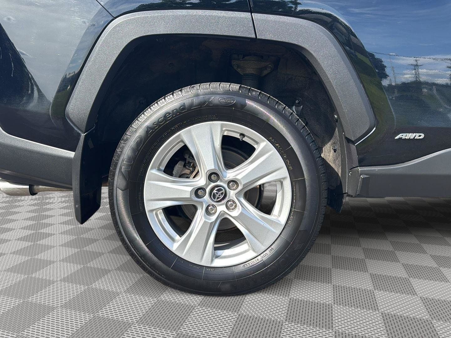 Used 2020 Toyota RAV4 XLE w/ XLE Grade Weather Package AWD/4WD image 6