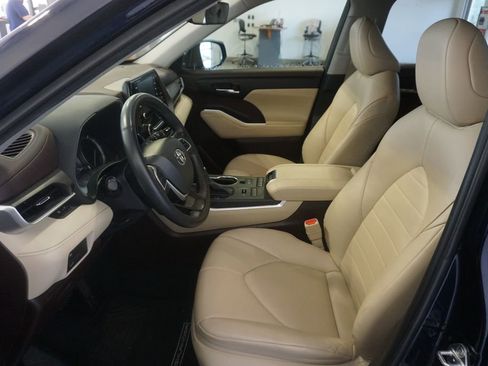 Used 2022 Toyota Highlander XLE AWD/4WD image 20