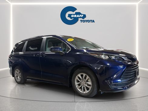 Used 2024 Toyota Sienna LE w/ LE Plus Package AWD/4WD image 5