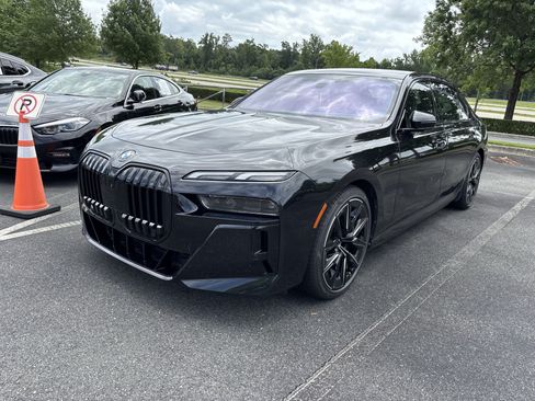Used 2023 BMW i7 xDrive60 AWD/4WD image 12