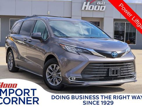 Used 2022 Toyota Sienna XLE image 1