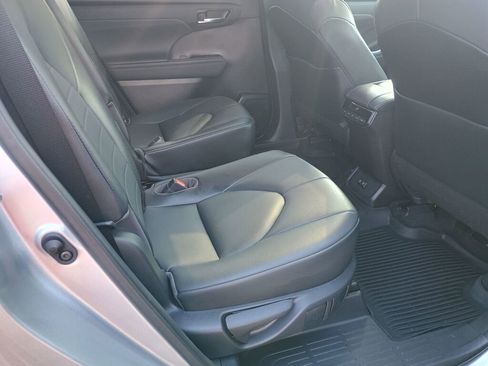 Used 2021 Toyota Highlander XLE image 20