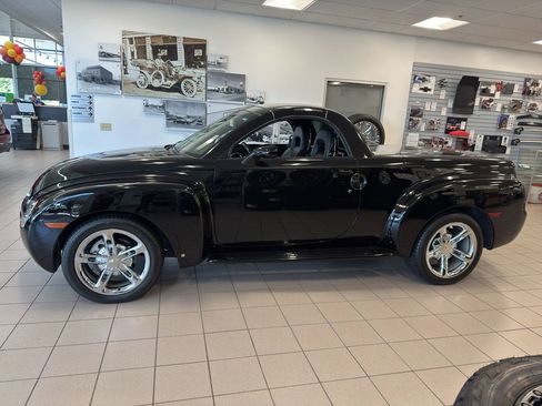 Used 2006 Chevrolet SSR w/ Preferred Equipment Group image 24