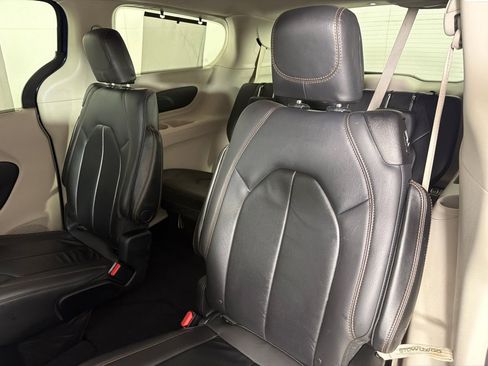 Used 2017 Chrysler Pacifica Touring-L FWD image 19