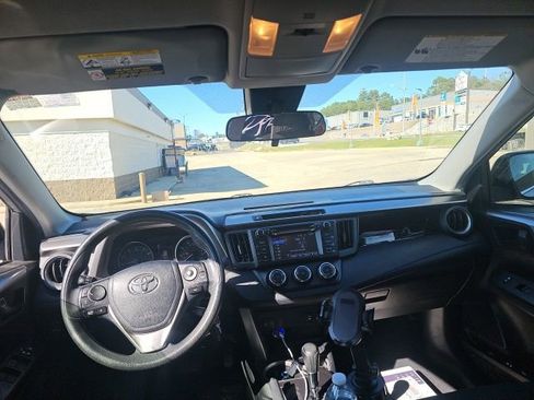 Used 2018 Toyota RAV4 LE image 18