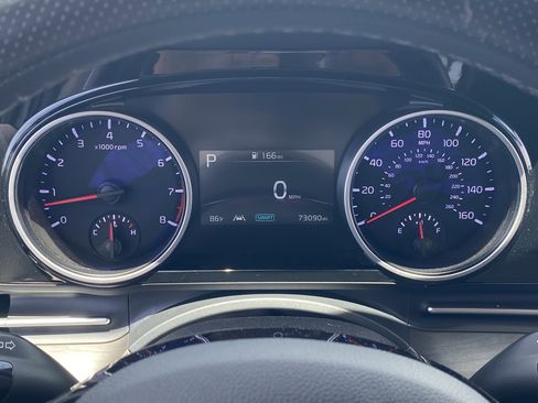 Used 2024 Kia Carnival EX FWD image 29