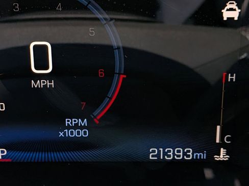 Used 2025 Chevrolet Trax LT w/ LT Convenience Package FWD image 16