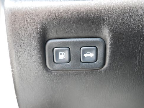 Used 2007 Cadillac XLR RWD image 10