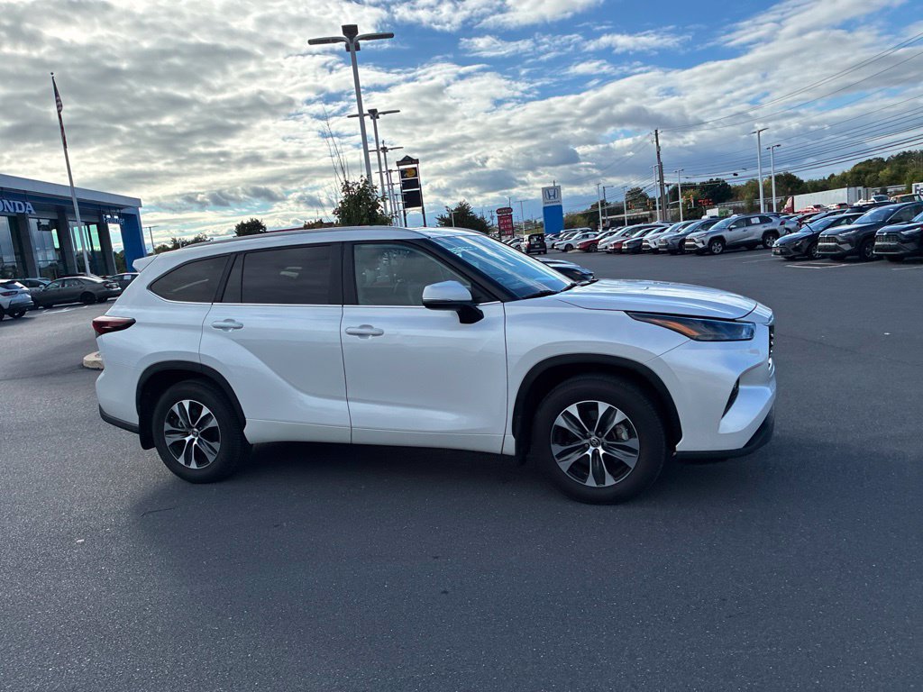 Certified 2026 Toyota Highlander XLE AWD/4WD image 4