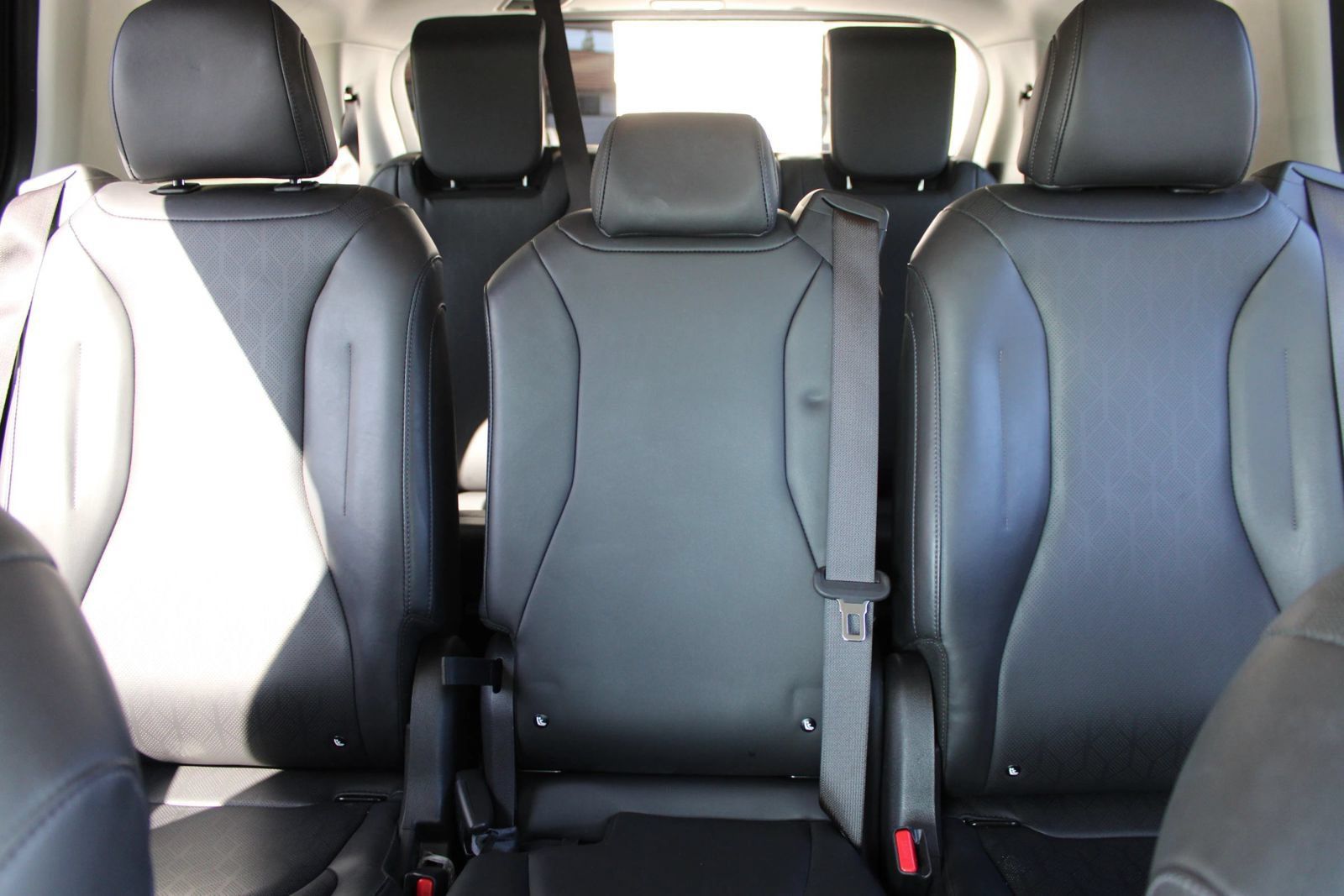 Used 2025 Kia Carnival FWD image 18