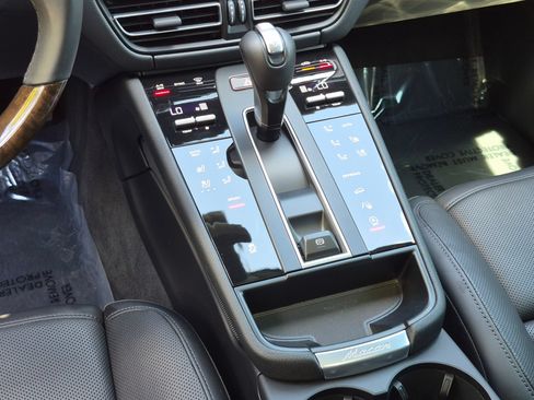 Certified 2026 Porsche Macan AWD/4WD image 17