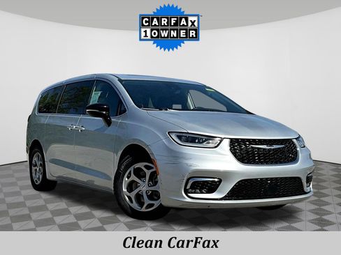 Used 2024 Chrysler Pacifica Limited FWD image 3