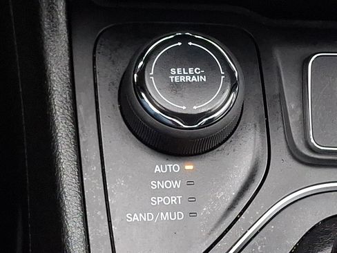 Used 2021 Jeep Cherokee Latitude Lux w/ Comfort/Convenience Group image 26