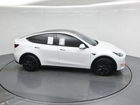 Used 2025 Tesla Model Y Long Range image 51