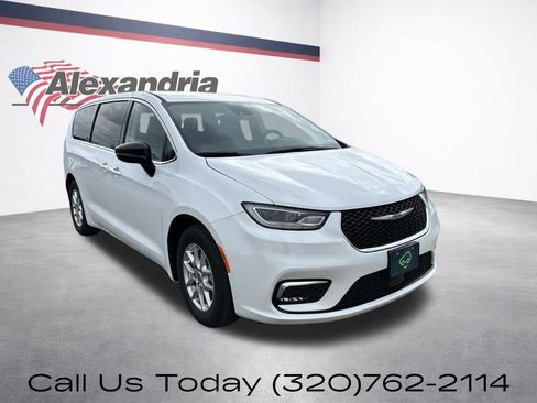 Used 2024 Chrysler Pacifica Touring-L FWD image 3