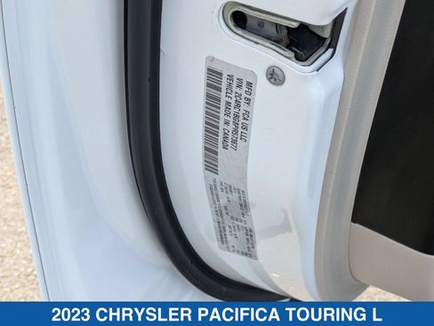 Used 2023 Chrysler Pacifica Touring-L FWD image 39