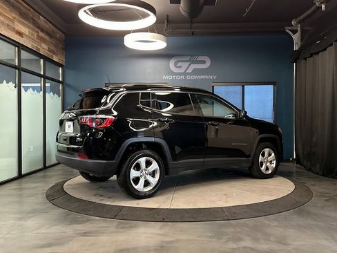 Used 2020 Jeep Compass Latitude w/ Cold Weather Group AWD/4WD image 3
