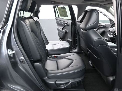 Used 2024 Toyota Highlander XLE image 12