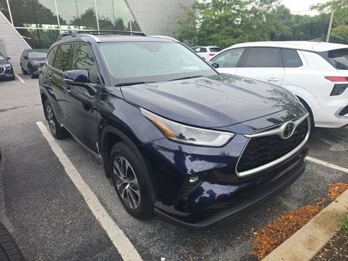 Used 2021 Toyota Highlander XLE AWD/4WD image 2