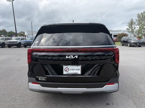 Used 2025 Kia Carnival FWD image 6
