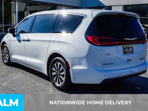 Used 2023 Chrysler Pacifica Touring-L image 5