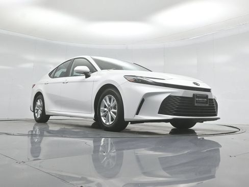 Used 2025 Toyota Camry LE FWD image 41