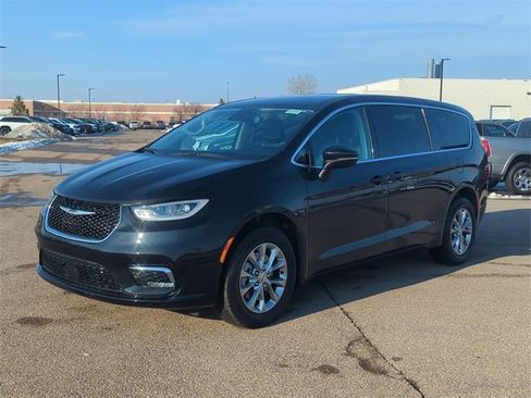 Used 2023 Chrysler Pacifica Touring-L image 7